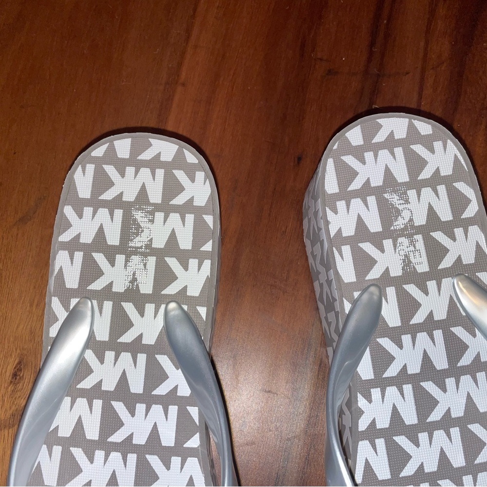 NWT Michael Kors Bedford Glam Platformm
Flip Flop  -Size 7 - Picture 6 of 8